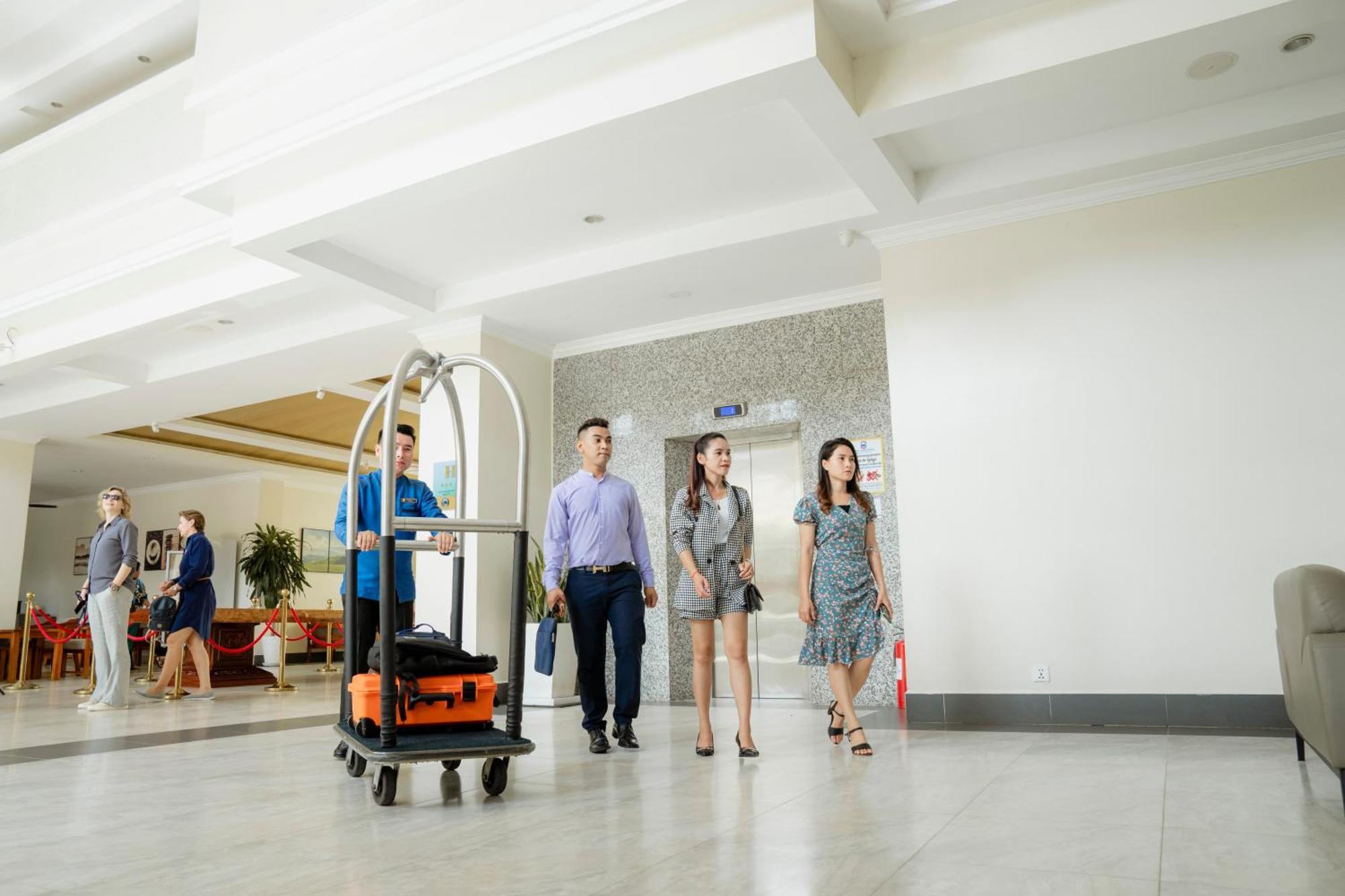 ปุรสัต ริเวอร์ไซด์ โฮเต็ล แอนด์ สปา Hotel โพธิสัต ภายนอก รูปภาพ