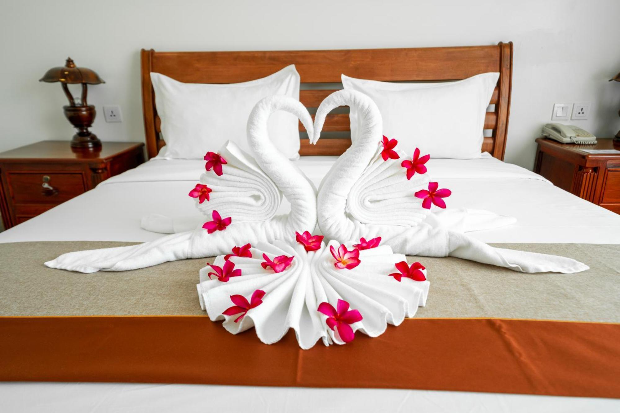 ปุรสัต ริเวอร์ไซด์ โฮเต็ล แอนด์ สปา Hotel โพธิสัต ภายนอก รูปภาพ
