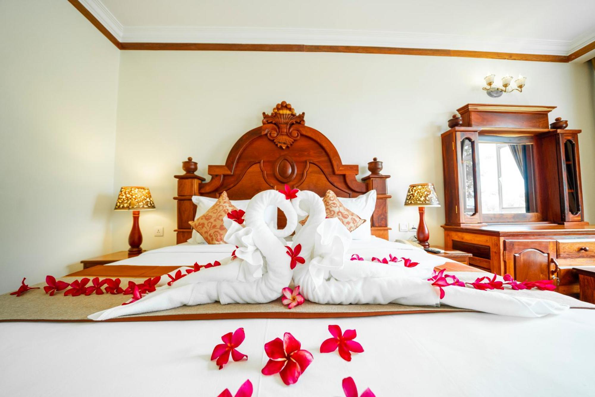 ปุรสัต ริเวอร์ไซด์ โฮเต็ล แอนด์ สปา Hotel โพธิสัต ภายนอก รูปภาพ